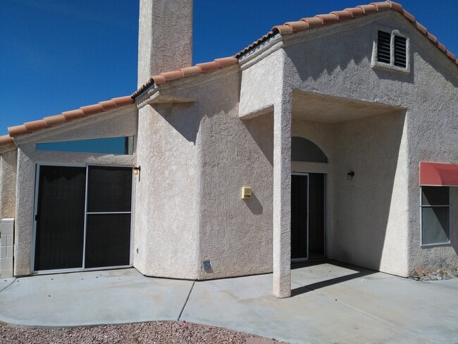 Building Photo - Great 3 Bedroom, 2 Bathroom Home in El Camino Village on the Parkway!