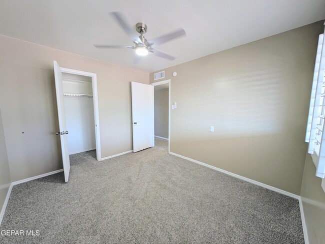 Building Photo - 612 Somerset Dr