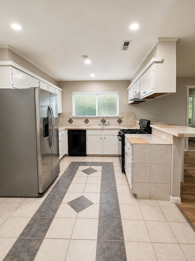 Building Photo - Charming 3 bedroom, 2 bathroom, 1 office/den.
