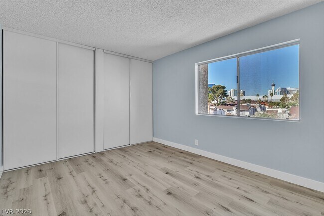 Building Photo - 725 N Royal Crest Cir