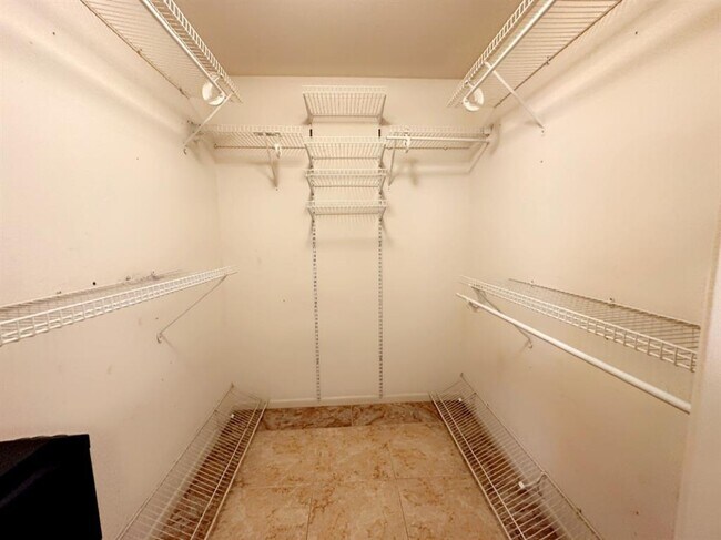 Building Photo - 2711 Briarhurst Dr