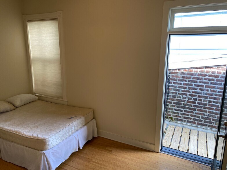 Guest room with balcony - 118 W Marshall St
