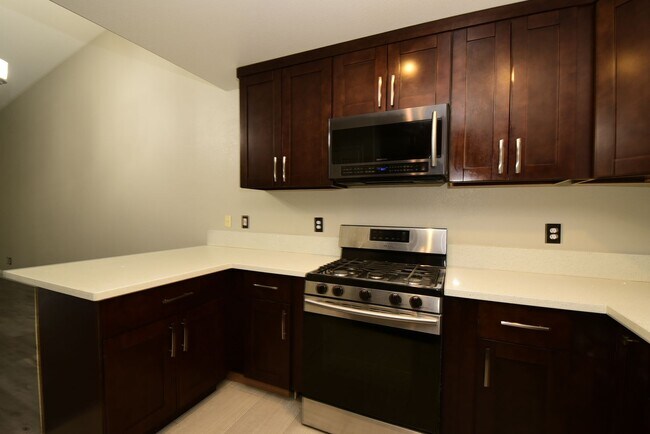 Building Photo - Live In The Heart Of Summerlin 2 Bed 2 Bat...