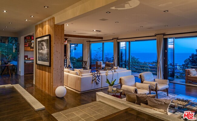 Building Photo - 3900 Villa Costera