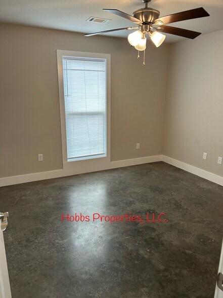 Building Photo - 14 Hidden Oak Dr