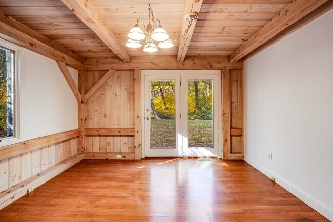 Building Photo - 123 Cove Rd