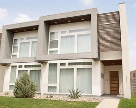 Building Photo - 207 Adrian Dr