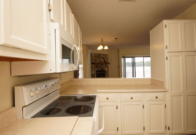 Building Photo - Waterfront Townhome in Central Niceville