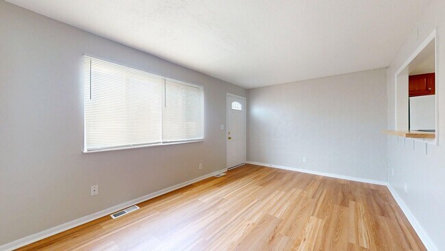 Building Photo - Elyria - fully updated two bedroom townhouse for rent!