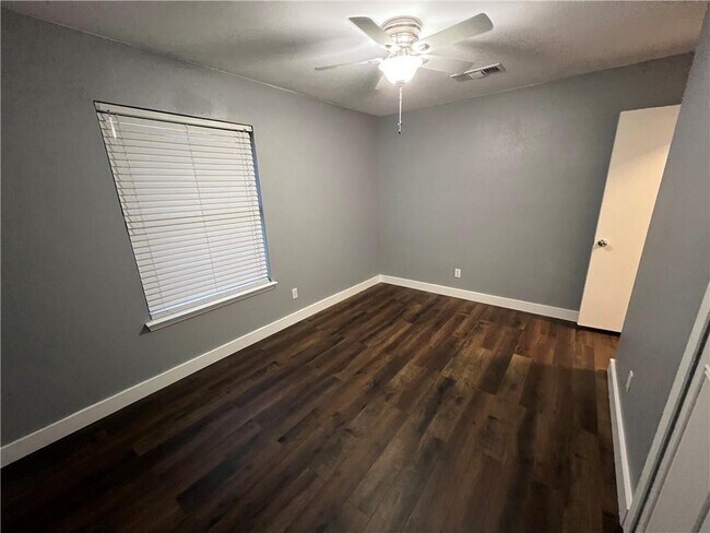 Building Photo - 7004 Colony Park Dr