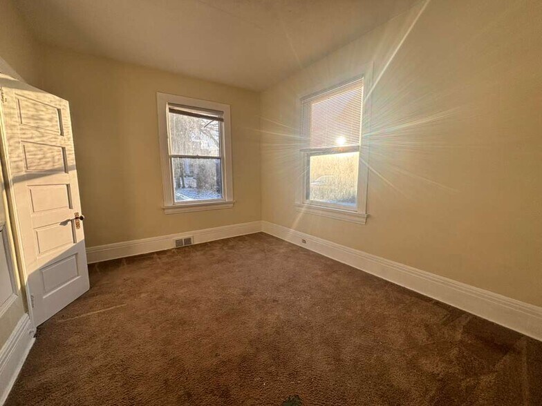 Building Photo - 120 E Wallace Ave