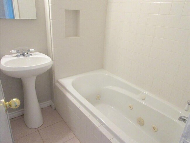 Building Photo - 1220 Shadowdale Dr