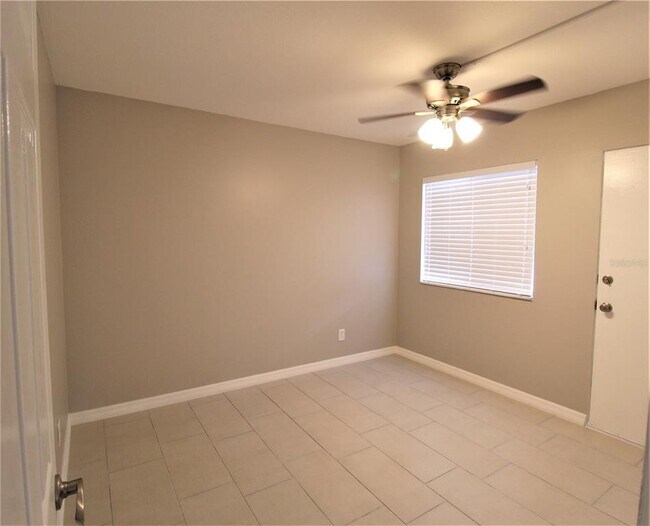 Building Photo - 3001 Bee Ridge Rd