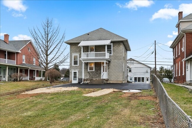 Building Photo - 584 W Main St