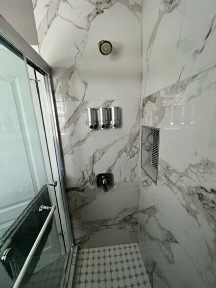 Building Photo - 127 E Silver Sands Dr