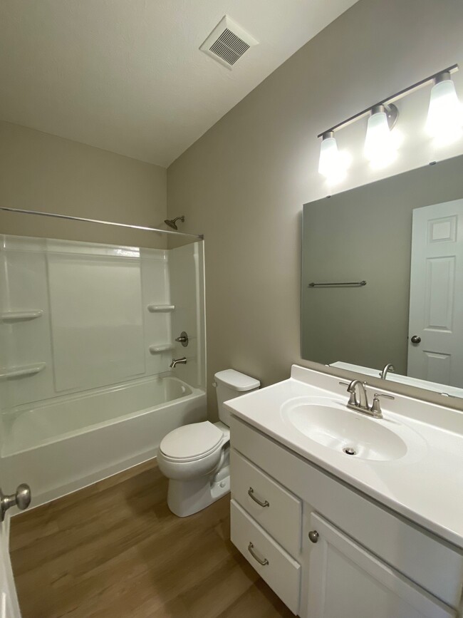 Building Photo - 1511 Summerview Ln