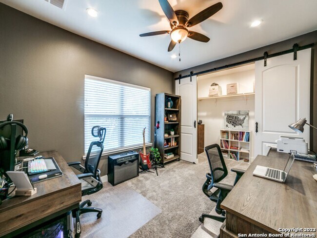 Building Photo - 5 Bedroom/3.5 Bathroom Home in the Ensenad...