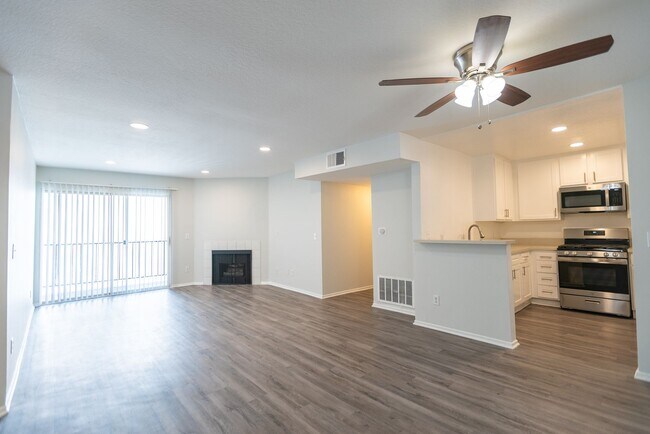 Interior Photo - 4532 Murietta Ave