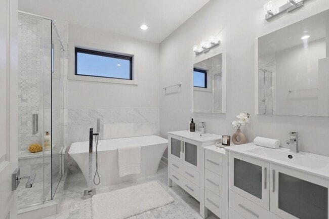 Building Photo - 4226 S Ellis Ave