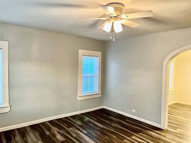 Building Photo - 106 N Eastwood St