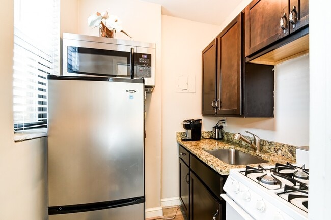 Building Photo - Spacious & Bright Studio at River Place East