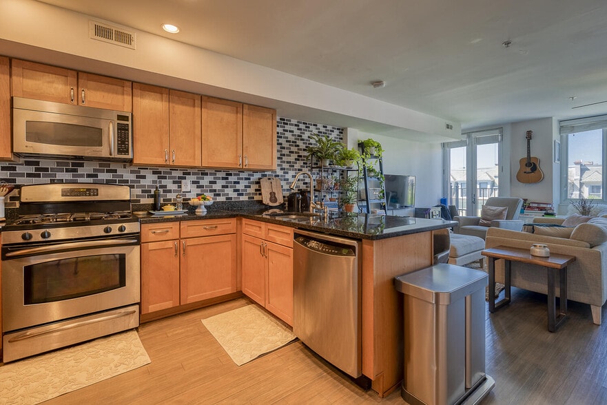 Building Photo - 2713 Ontario Rd NW