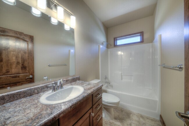 Building Photo - 2 BEDROOM | 2 BATH | DOUBLE GARAGE | SPACIOUS TOWNHOME