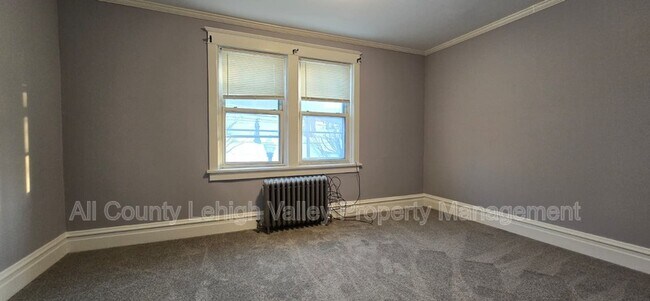 Building Photo - 1037 E 4th St