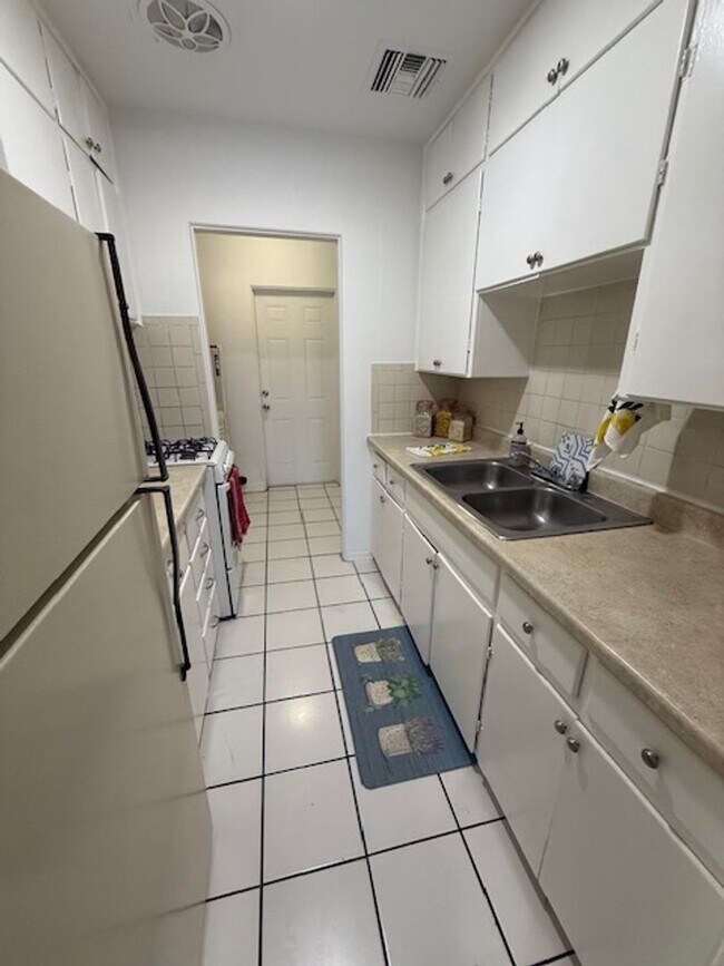 Building Photo - Location!! Awesome 1 bed 1 bath in Historic Glendale