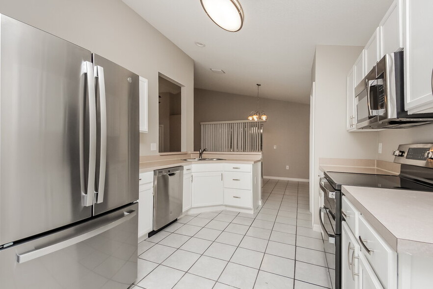 Building Photo - 1853 Wimbledon St