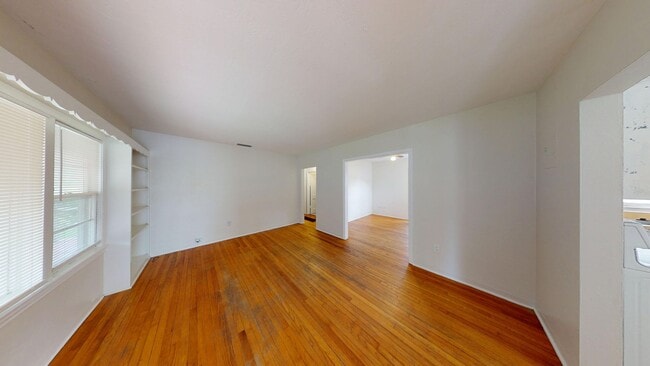 Building Photo - Charming 2 Bedroom/ 1 Bathroom Home with D...