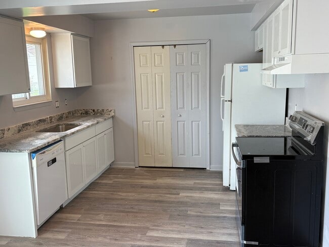 Building Photo - 2895 Simpson Dr