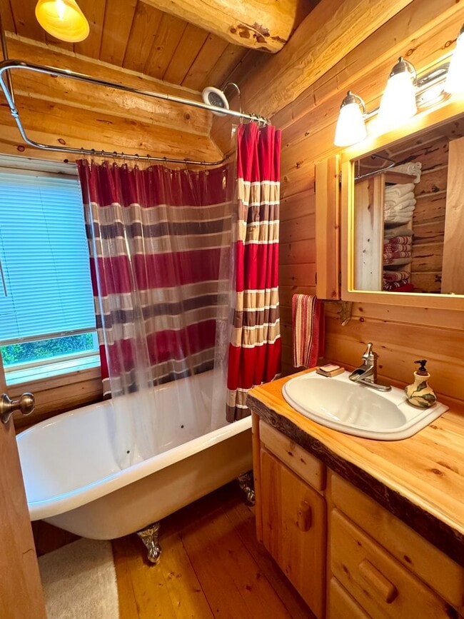 Building Photo - ALASKAN CABIN IN THE WOODS!