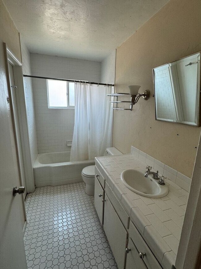 Building Photo - Charming 3 bedroom 2.bath with yard