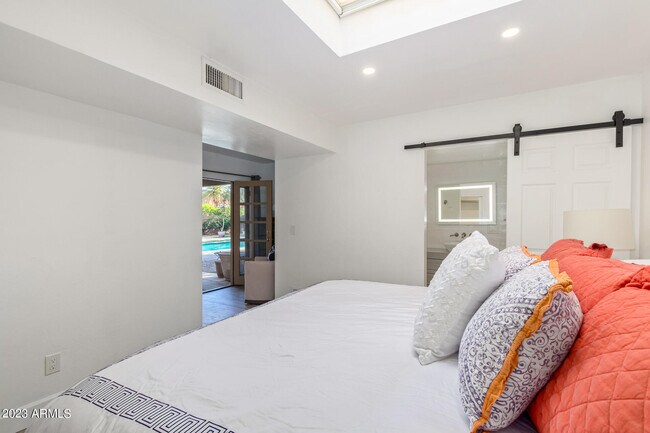 Building Photo - 4450 E Camelback Rd