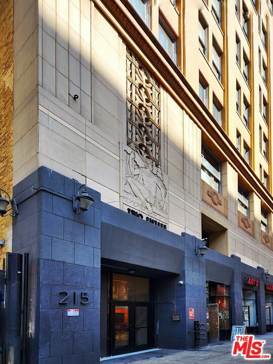 Building Photo - 215 W 7th St