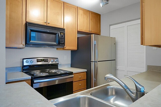 Building Photo - Renovated Condo located in heart of Mt Pleasant, near Ravenel Bridge and Waterfront Park