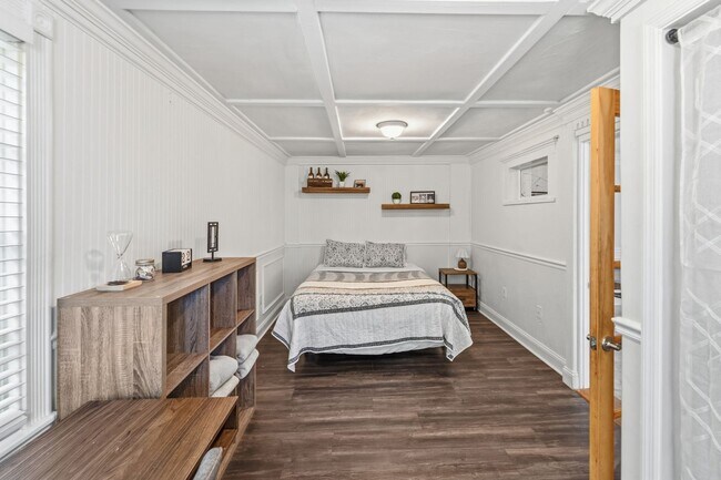 Building Photo - All-Inclusive Utilities & Fully Furnished First-Floor Condo Near Daffin Park