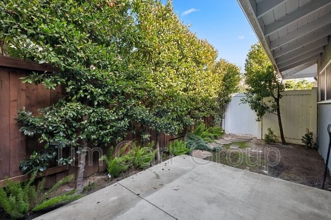 Building Photo - 2002 Clay St