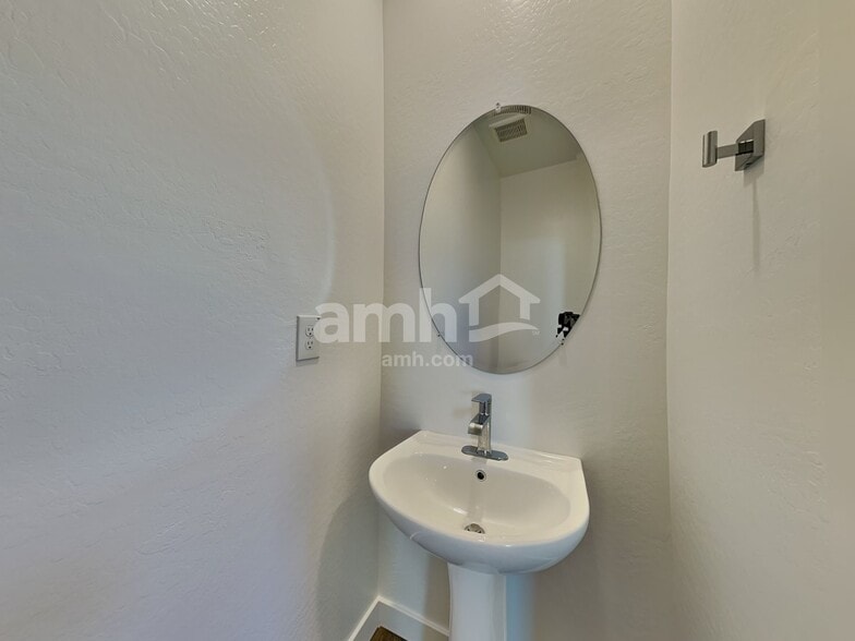 Building Photo - 20177 W Thomas Rd