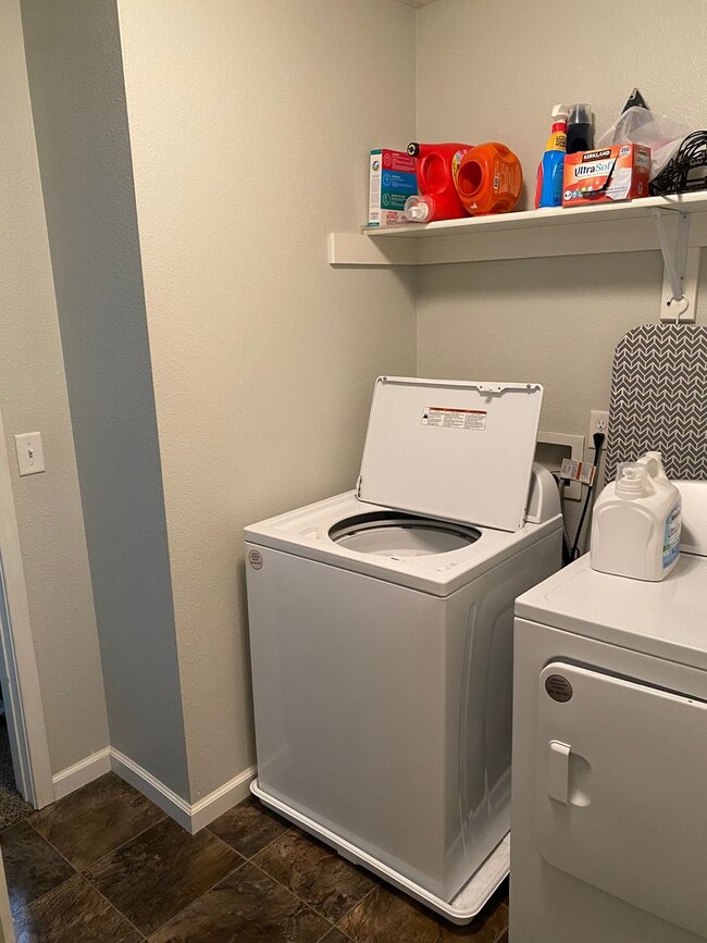 Building Photo - 3bed 2.5 bath Twinhome SORRY NO PETS!!