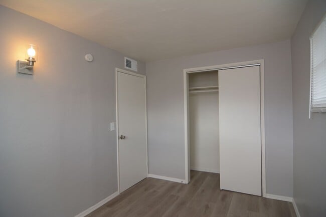 Building Photo - Charming 1 Bedroom 1 Bath Duplex! Central ...