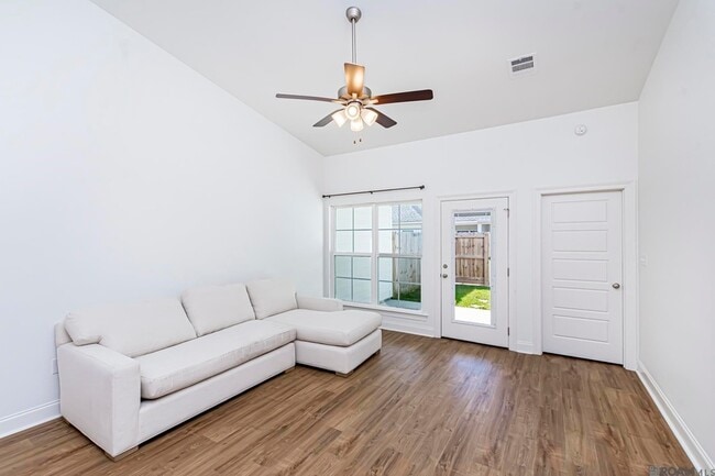 Building Photo - 8120 Stonelake Cir Ave E