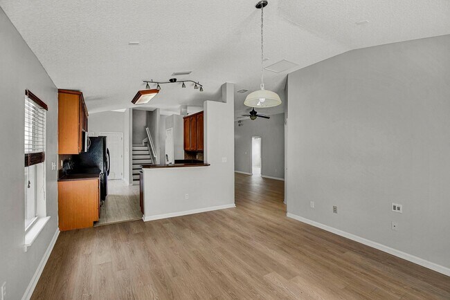 Building Photo - Renovated 5 bedroom/3 bathroom home in Wor...