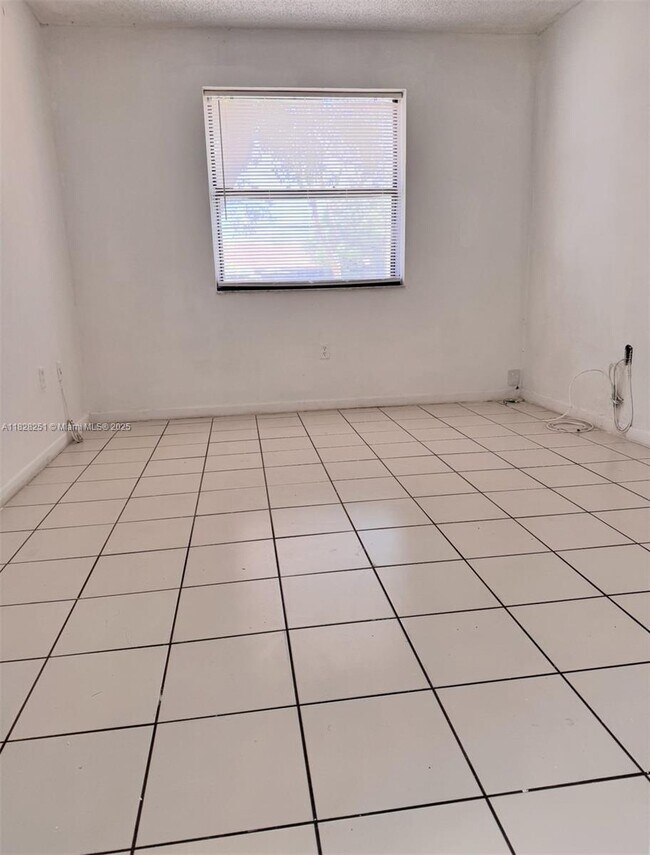 Building Photo - 550 NW 114th Ave