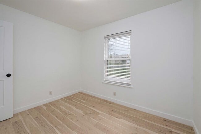 Building Photo - 8525 Maine Dr