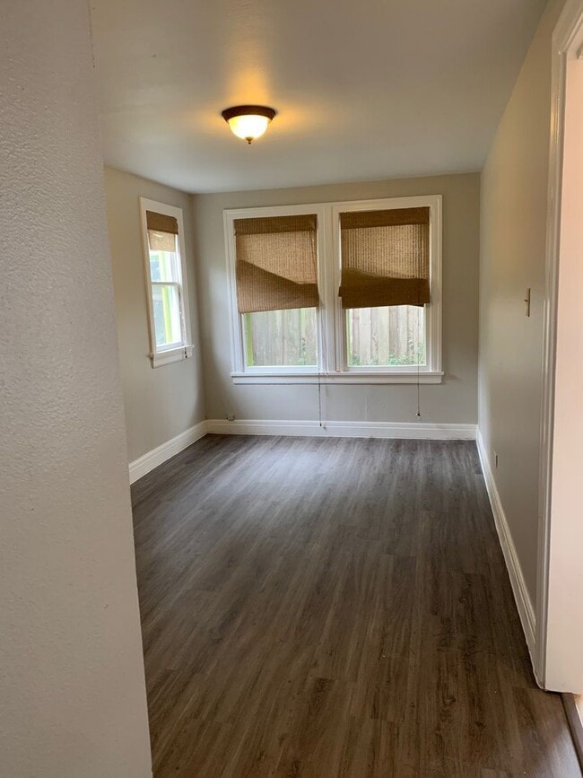 Building Photo - 902 1/2   E 43rd