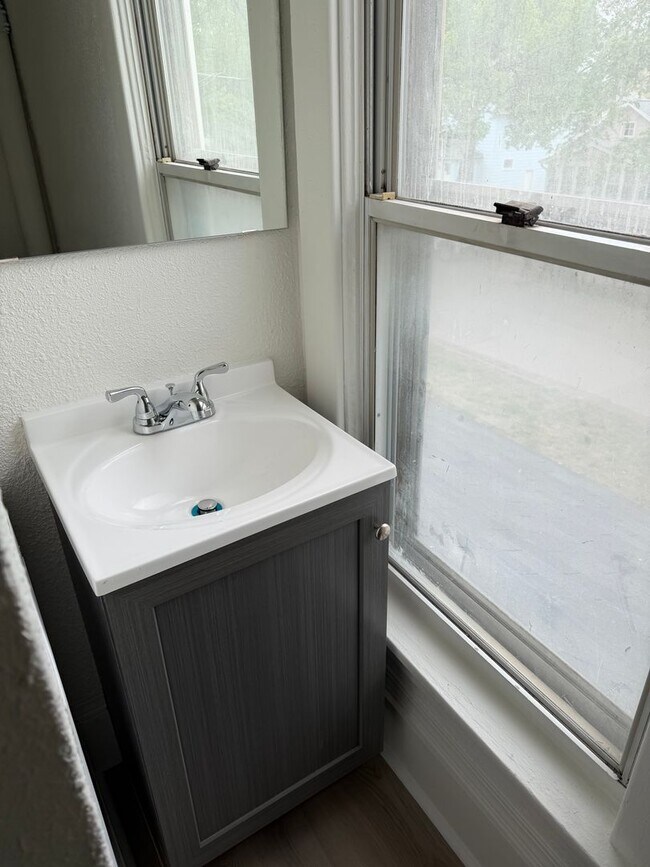 Building Photo - Fully remodeled 3 bedroom house