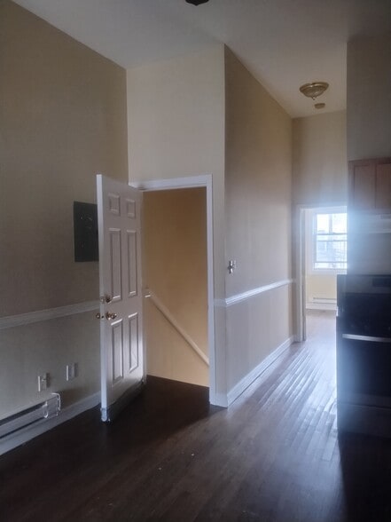 Building Photo - 17 Wallis Ave