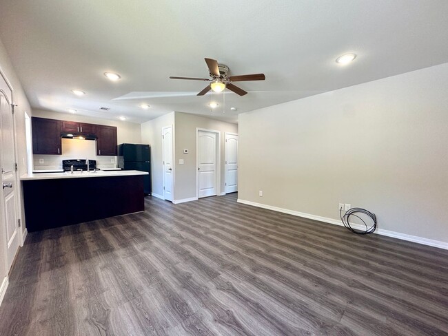 Building Photo - 2 Bedroom/2 Bathroom Triplex Unit in Southside